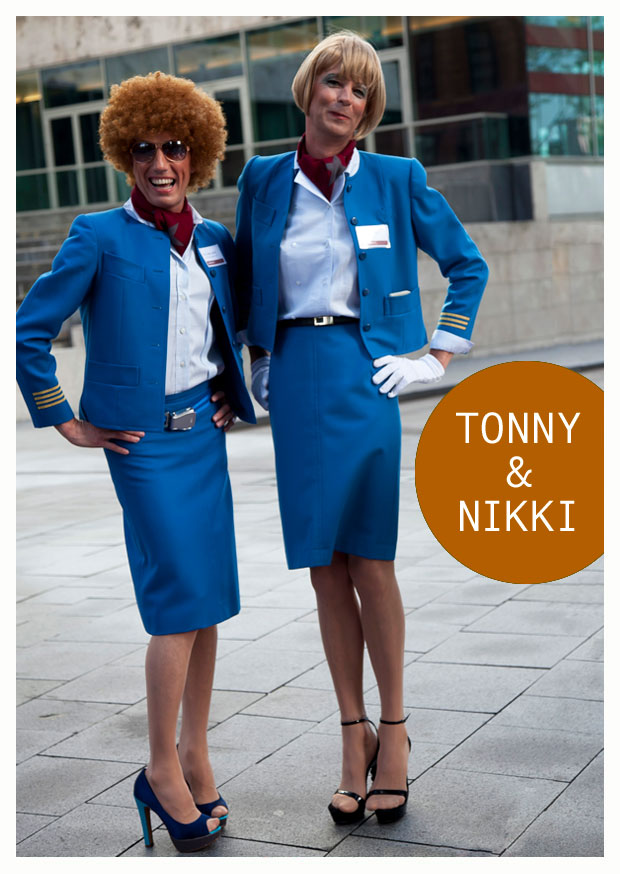 Tonny & Nikki – De twee stewardessen hostess gastvrouw